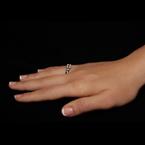 טבעת אירוסין סוליטר זהב לבן "טייה" 0.31 קראט בשיבוץ משולש ייחודי