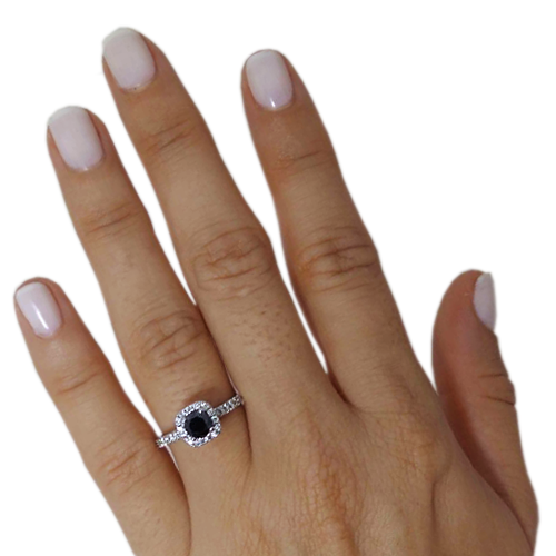 טבעת זהב המשובצת יהלום שחור ויהלומים לבנים במשקל 0.75 קראט