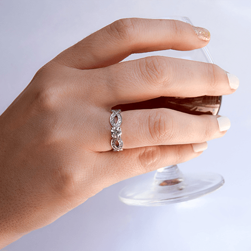טבעת אירוסין זהב לבן "טינה" 1.01 קראט בעיצוב ייחודי