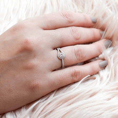 טבעת אירוסין זהב לבן "אנה" 0.76 קראט בעיצוב ייחודי ואופנתי.