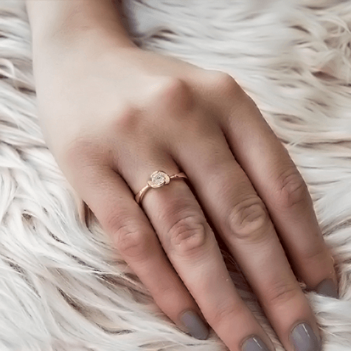 טבעת אירוסין זהב צהוב "קייט" 0.31 קראט בעיצוב סוליטר ייחודי
