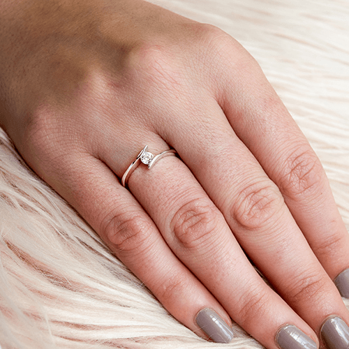 טבעת אירוסין טוויסט זהב לבן "מישל" 0.21 קראט משובצת בסגנון מודרני וייחודי