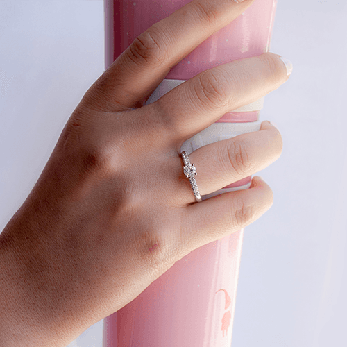 טבעת אירוסין זהב לבן "ניקי" 0.65 קראט בעיצוב קלאסי ונקי