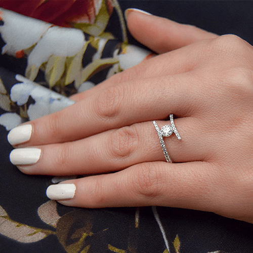טבעת אירוסין זהב לבן שאנון 0.70 קראט מעוצבת בסגנון חדשני ונוצץ