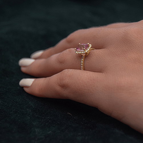 טבעת אירוסין בזהב צהוב משובצת טורמלין ורוד ויהלומים