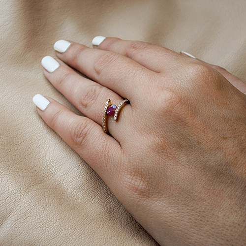 טבעת אירוסין טוויסט 0.90 קראט יהלומים ורובי אדומה