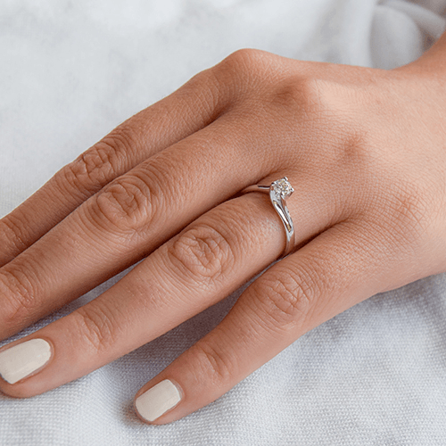 טבעת אירוסין זהב לבן "ליבי" 0.31 קראט בסגנון טויסט ייחודי