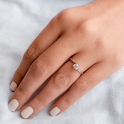 טבעת אירוסין זהב לבן "ליבי" 0.31 קראט בסגנון טויסט ייחודי