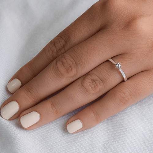 טבעת אירוסין סוליטר זהב לבן "קייסי" 0.11 קראט בעיצוב מחמיא