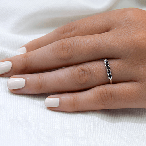 טבעת יהלומים שחורים 0.20 קראט זהב לבן