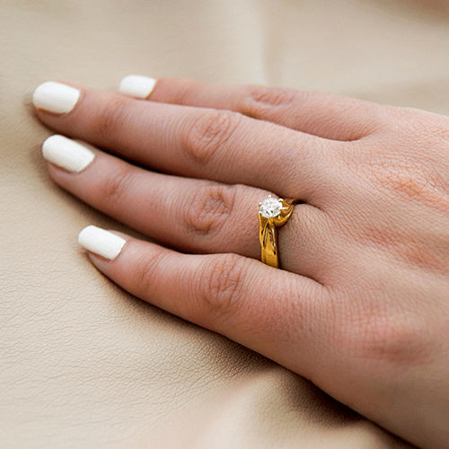 טבעת אירוסין זהב צהוב "ברוק" 0.72 קראט עם טוויסט של זהב