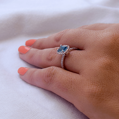 טבעת יהלומים זהב לבן בשיבוץ טופז כחולה ויהלומים