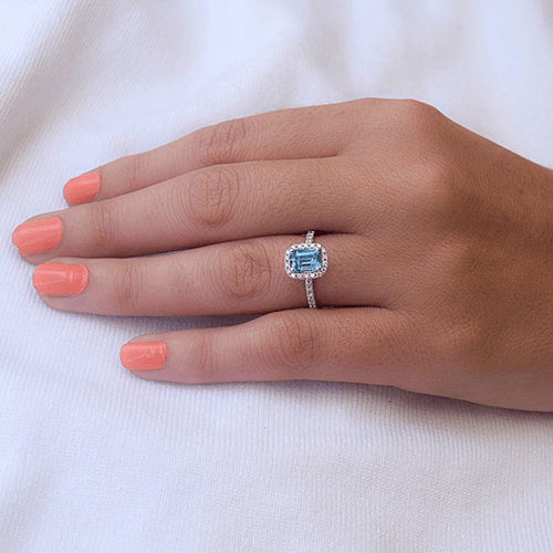טבעת יהלומים זהב לבן בשיבוץ טופז כחולה ויהלומים