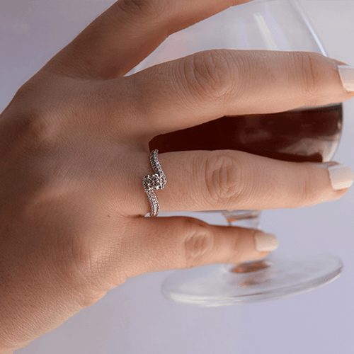טבעת אירוסין משובצת יהלומים דגם סנדרה 1.01 קראט