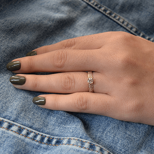 טבעת אירוסין "קלואי משובצת" 1.01 קראט זהב לבן