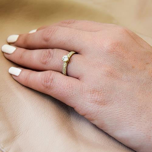 טבעת יהלומים "קיי" 0.92 קראט בעיצוב קלאסי מזהב צהוב