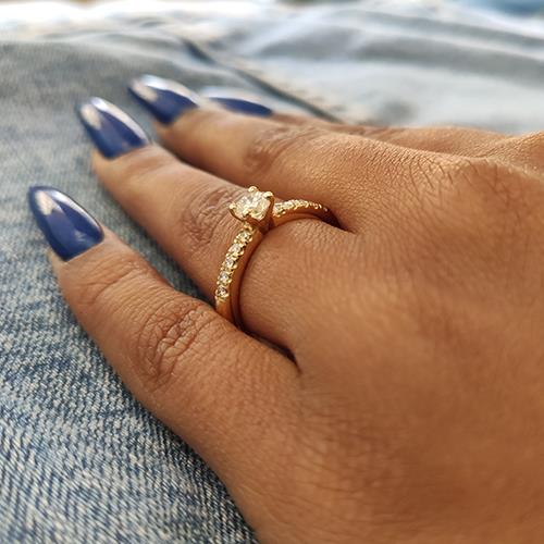 טבעת אירוסין זהב צהוב "ניקי" בשיבוץ 10 יהלומים במשקל 0.65 קראט