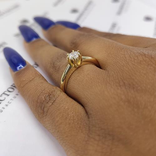 טבעת אירוסין סוליטר "נאדין" משובצת ביהלום 0.41 קראט.